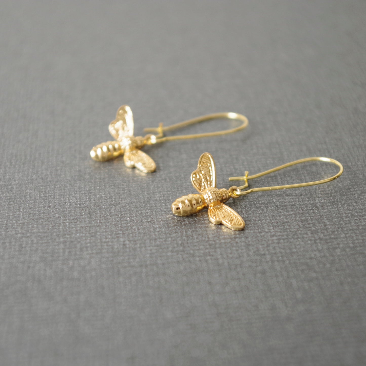 Boucles d'oreilles d'abeilles d'or, bijoux d'insectes, boucles d'oreilles pendantes d'abeilles mellifères, cadeau de Noël  pour femmes