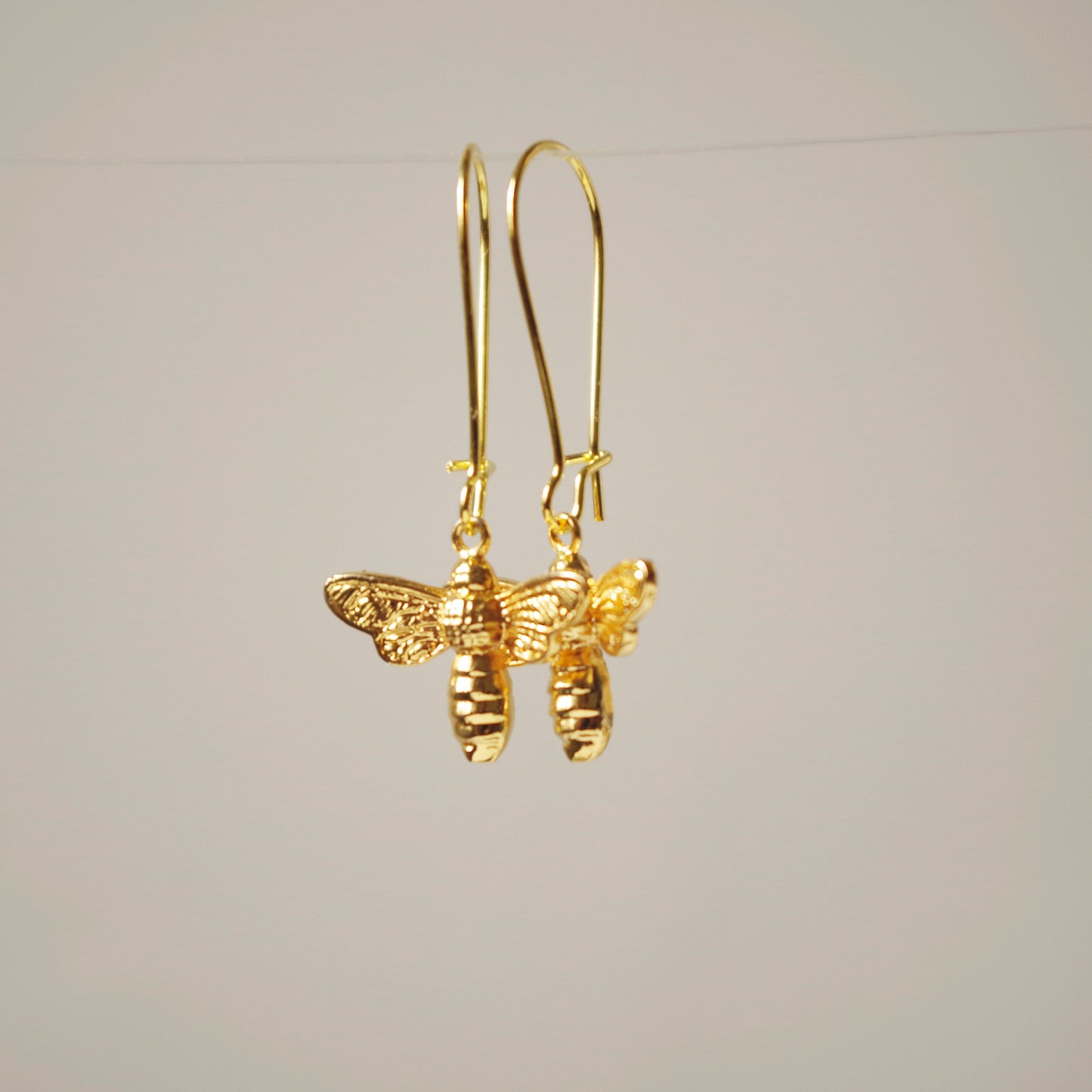 Boucles d'oreilles d'abeilles d'or, bijoux d'insectes, boucles d'oreilles pendantes d'abeilles mellifères, cadeau de Noël  pour femmes