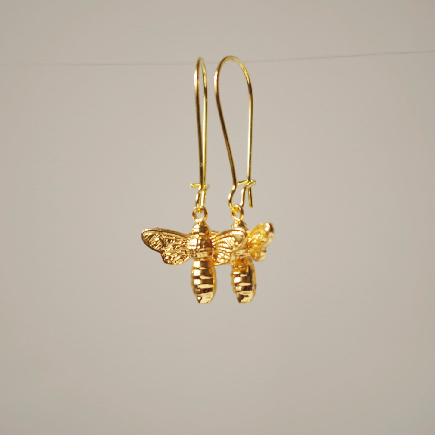 Boucles d'oreilles d'abeilles d'or, bijoux d'insectes, boucles d'oreilles pendantes d'abeilles mellifères, cadeau de Noël  pour femmes