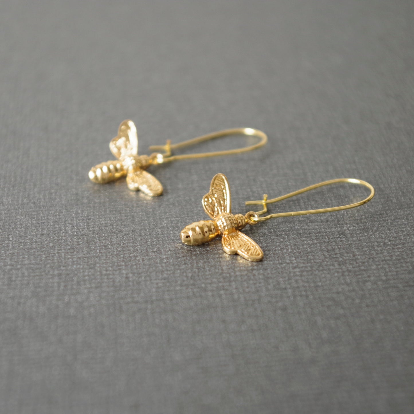 Boucles d'oreilles d'abeilles d'or, bijoux d'insectes, boucles d'oreilles pendantes d'abeilles mellifères, cadeau de Noël  pour femmes