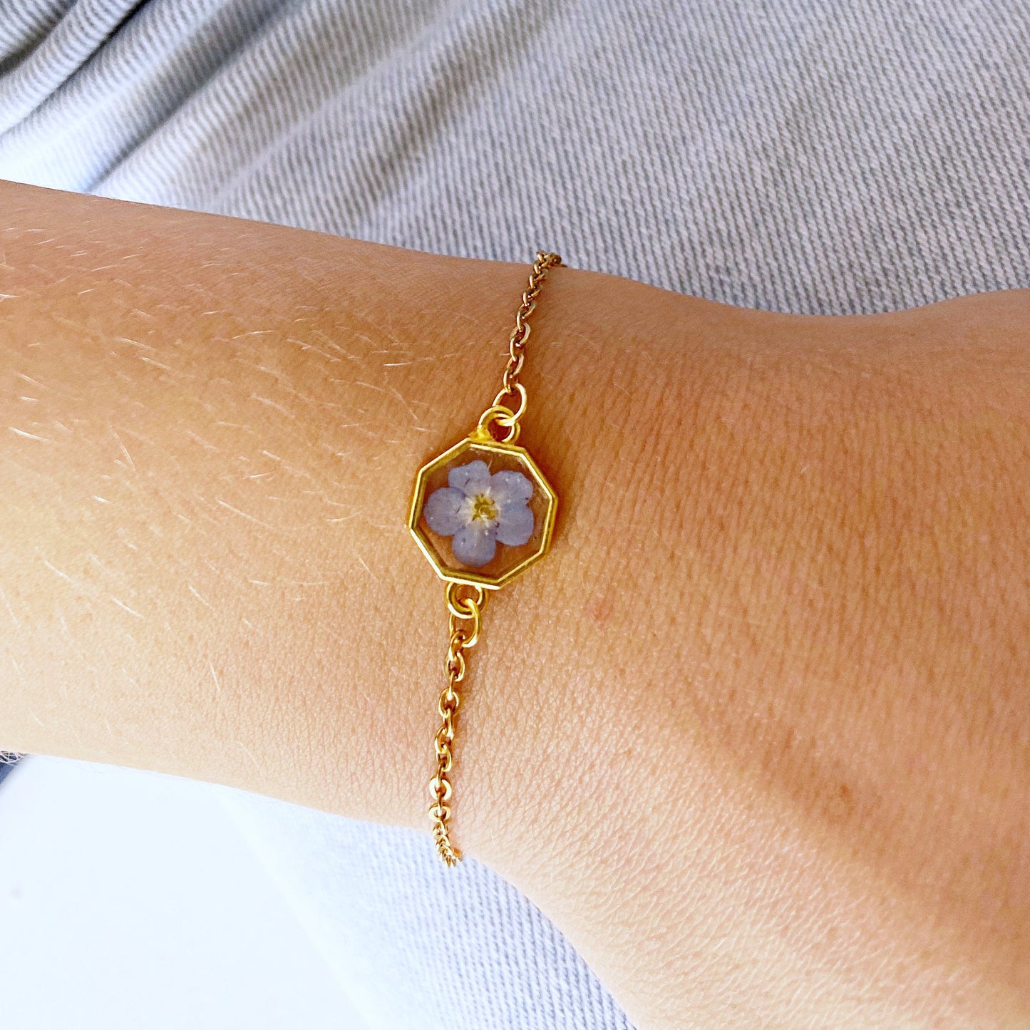 Bracelet avec fleur bleue myosotis in résine ,bijoux hexagone d'ore avec myosotis in résine ,cadeau de Noël pour femmes