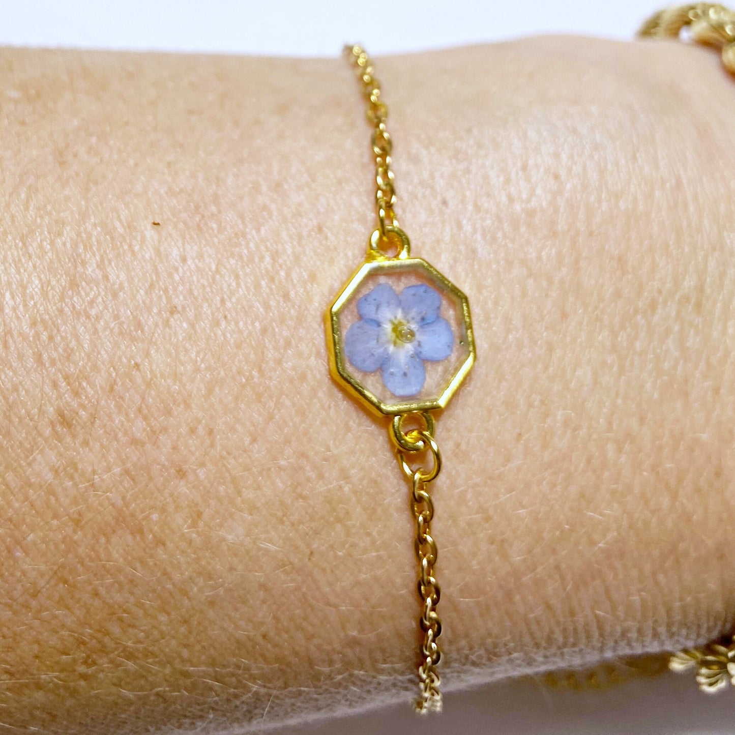 Bracelet avec fleur bleue myosotis in résine ,bijoux hexagone d'ore avec myosotis in resine ,cadeau de Noël pour femmes